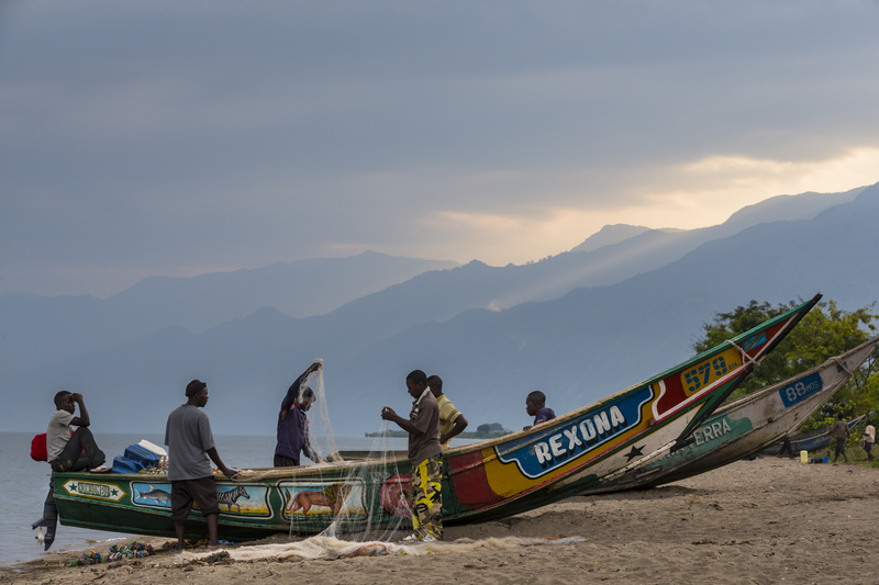 Villagers tending to their nets in the fishing village of Kavanyongi, Virunga National Park, Democratic Republic of Congo. ©Brent Stirton / WWF-Canon