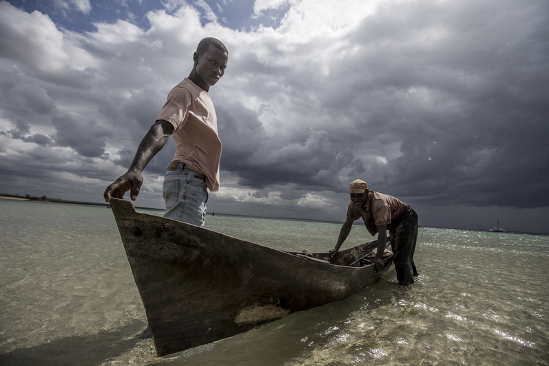 Fisherman in their boats, Mozambique.                 ©WWF-US/James Morgan